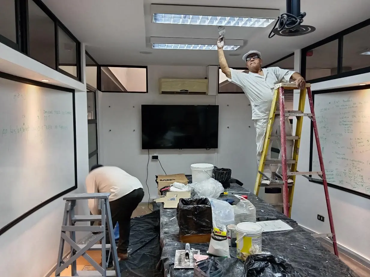 servicios de obras civiles: pintando y remodelando oficinas