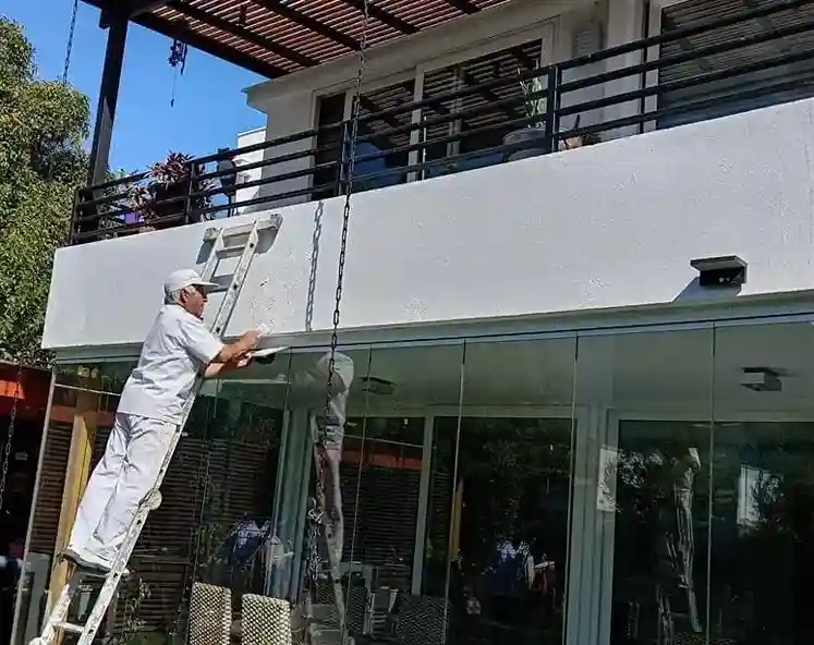 colbaorador de todo arreglo realizando servicio de pintado de fachada exterior